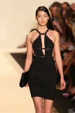 bir model pist herve leger, max azria bahar 2013 moda şov ile yürür.