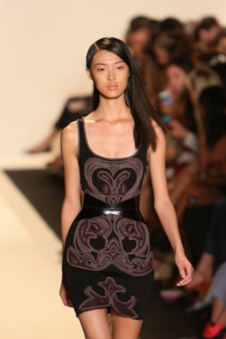 bir model pist herve leger, max azria bahar 2013 moda şov ile yürür.