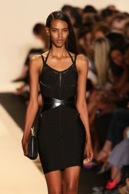 bir model pist herve leger, max azria bahar 2013 moda şov ile yürür.