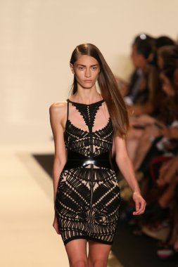 bir model pist herve leger, max azria bahar 2013 moda şov ile yürür.