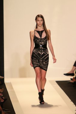 bir model pist herve leger, max azria bahar 2013 moda şov ile yürür.