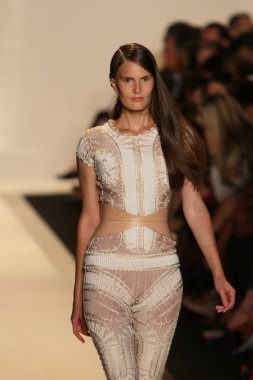 bir model pist herve leger, max azria bahar 2013 moda şov ile yürür.