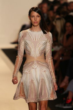 bir model pist herve leger, max azria bahar 2013 moda şov ile yürür.