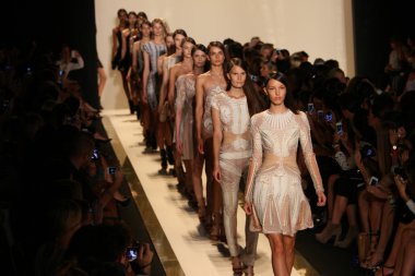 bir model yürür pist herve leger, max azria bahar 2013 moda gösterisi tarafından