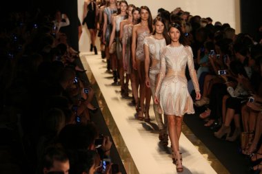 bir model yürür pist herve leger, max azria bahar 2013 moda gösterisi tarafından
