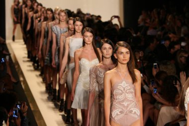 bir model yürür pist herve leger, max azria bahar 2013 moda gösterisi tarafından
