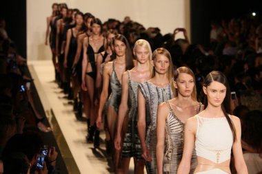 bir model yürür pist herve leger, max azria bahar 2013 moda gösterisi tarafından