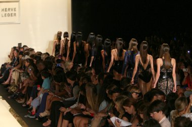 bir model yürür pist herve leger, max azria bahar 2013 moda gösterisi tarafından