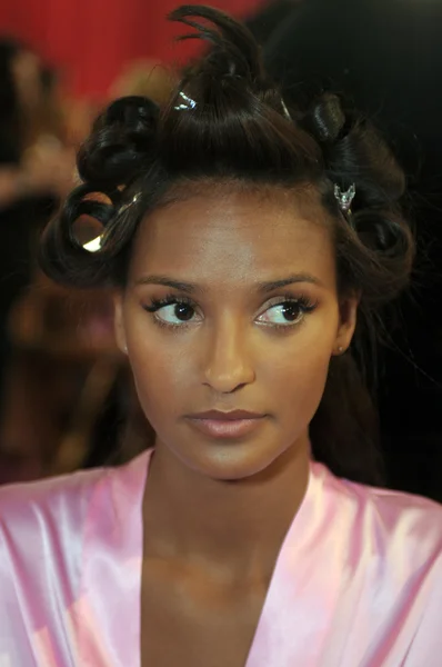 NEW YORK - 10 NOVEMBRE : Le mannequin Victoria's Secret Lais Ribeiro se prépare en coulisses lors du Défilé Secret 2010 de Victoria — Photo