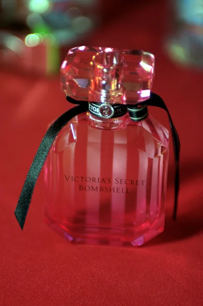 NEW YORK - NOVEMBER 10: Victoria's Secret Bobmshell parfume presentation backstage during the 2010 Victoria's Secret Fashion Show — Stock Photo, Image