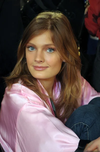 NEW YORK - NOVEMBER 10: Victoria's Secret model Constance Jablonski getting ready backstage during the 2010 Victoria's Secret Fashion Show — Stock Photo, Image