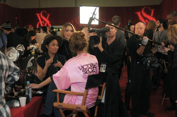 NEW YORK - NOVEMBER 10: Victoria's Secret video camera crew shoots backstage during the 2010 Victoria's Secret Fashion Show — Stock Photo, Image