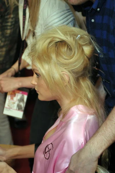 NEW YORK - NOVEMBER 10: Victoria's Secret model Jessica Stam getting ready backstage during the 2010 Victoria's Secret Fashion Show — Stock Photo, Image