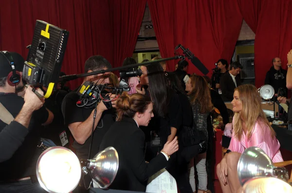 NEW YORK - 10 NOVEMBRE : Rosie Huntington-Whiteley, mannequin de Victoria's Secret, donne une interview à l "équipe vidéo lors du défilé de mode secret de Victoria 2010 — Photo