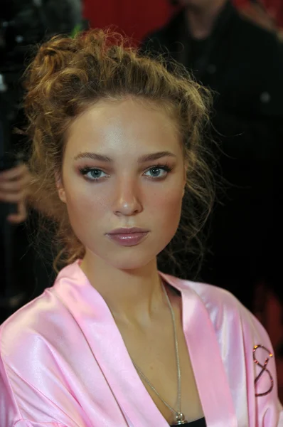 NUEVA YORK - 10 DE NOVIEMBRE: La modelo de Victoria 's Secret, Heloise Guerin, se prepara entre bastidores durante el Victoria' s Secret Fashion Show 2010 — Foto de Stock