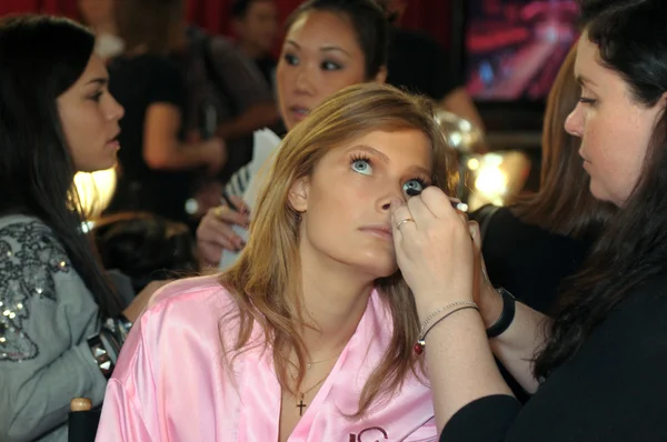 NEW YORK - 10 NOVEMBRE: La modella segreta di Victoria Constance Jablonski si prepara dietro le quinte durante la sfilata di moda segreta di Victoria 2010 — Foto Stock