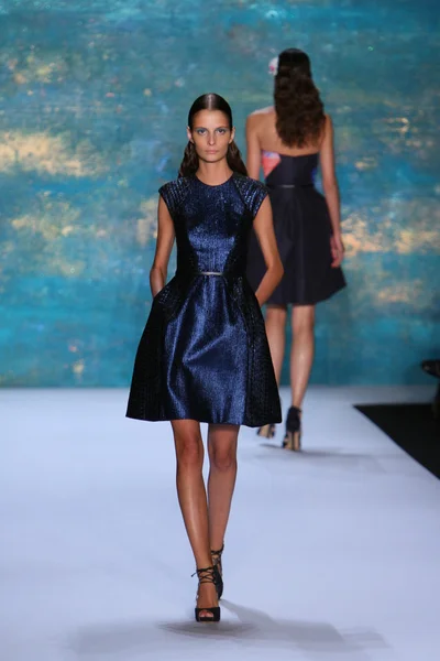 New York-i, Ny - szeptember 08: A modell sétál a kifutópályán a Monique Lhuillier divatbemutató — Stock Fotó