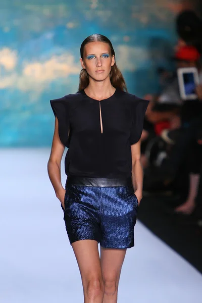 New york, ny - september 08: ein model läuft auf der monique lhuillier fashion show über den laufsteg — Stockfoto