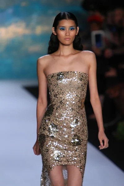 NUEVA YORK, NY - 08 DE SEPTIEMBRE: Una modelo camina por la pasarela en el desfile de moda de Monique Lhuillier — Foto de Stock