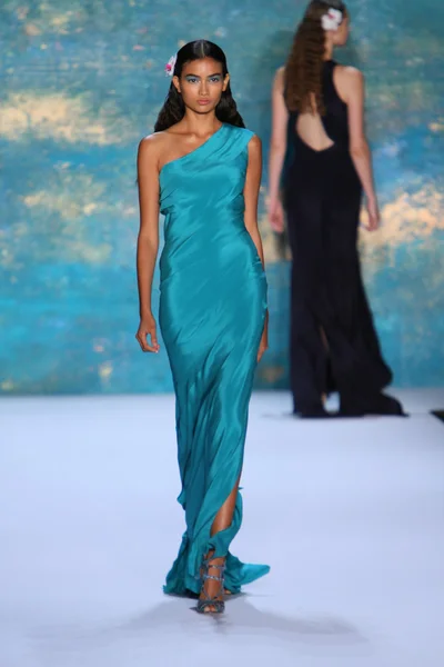 NEW YORK, NY - SEPTEMBER 08: A Model walks the runway at the Monique Lhuillier fashion show — Stock Photo, Image