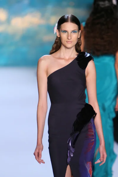 New York, Ny - září 08: Modelka chodí dráha v Monique Lhuillier módní přehlídka — Stock fotografie