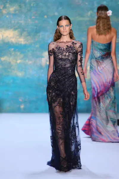 NUEVA YORK, NY - 08 DE SEPTIEMBRE: Una modelo camina por la pasarela en el desfile de moda de Monique Lhuillier —  Fotos de Stock