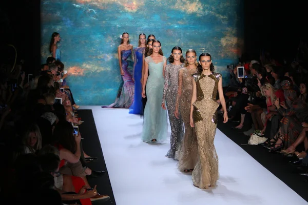 NUEVA YORK, NY - 08 DE SEPTIEMBRE: Una modelo camina por la pasarela en el desfile de moda de Monique Lhuillier —  Fotos de Stock