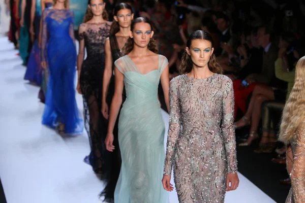 New York, Ny - Eylül 08: A Model Monique Lhuillier defile pist yürür