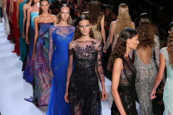 NUEVA YORK, NY - 08 DE SEPTIEMBRE: Una modelo camina por la pasarela en el desfile de moda de Monique Lhuillier —  Fotos de Stock