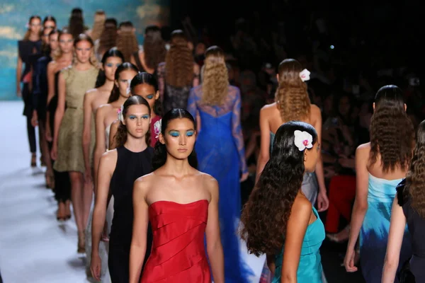 NUEVA YORK, NY - 08 DE SEPTIEMBRE: Una modelo camina por la pasarela en el desfile de moda de Monique Lhuillier —  Fotos de Stock