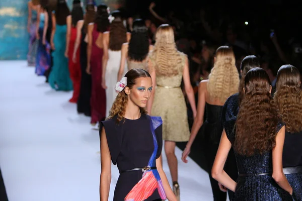 NEW YORK, NY - SEPTEMBER 08: A Model walks the runway at the Monique Lhuillier fashion show — Stock Photo, Image