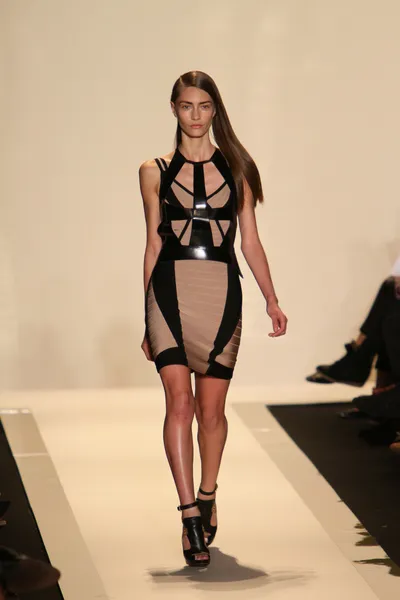A model walks the runway at the Herve Leger By Max Azria Spring 2013 fashion show — Stock Photo, Image