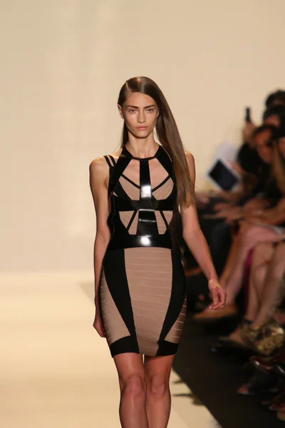 Una modella cammina sulla pista alla sfilata di moda Herve Leger By Max Azria primavera 2013 — Foto Stock