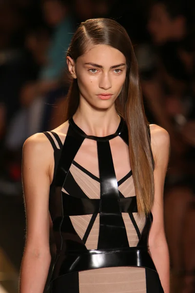 モデルは最大アズリア春 2013年ファッションショーで、エルベレジェの滑走路を歩く — Stock fotografie
