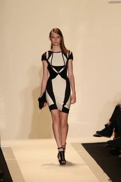 モデルは最大アズリア春 2013年ファッションショーで、エルベレジェの滑走路を歩く — ストック写真