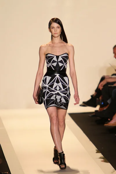 モデルは最大アズリア春 2013年ファッションショーで、エルベレジェの滑走路を歩く — ストック写真