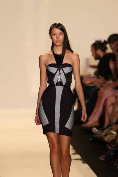 Een model wandelingen de landingsbaan op de herve leger door max azria voorjaar 2013 modeshow — Stockfoto