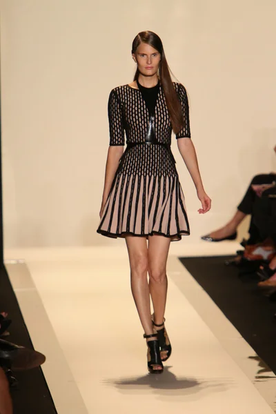 Una modelo camina por la pasarela en el desfile de moda Herve Leger By Max Azria Spring 2013 — Foto de Stock