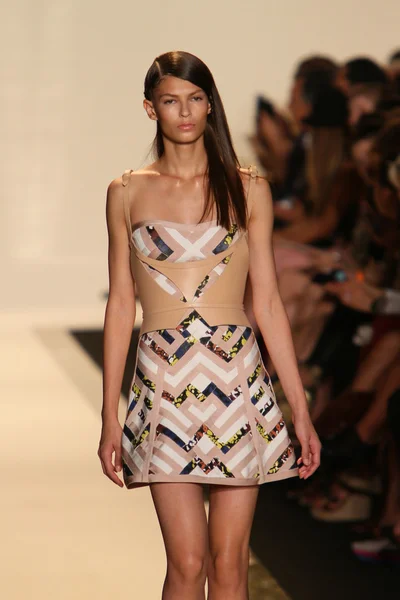 Ein model läuft auf dem laufsteg der herve leger by max azria spring 2013 modenschau — Stockfoto