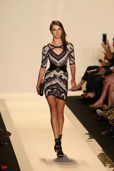 Una modelo camina por la pasarela en el desfile de moda Herve Leger By Max Azria Spring 2013 — Foto de Stock