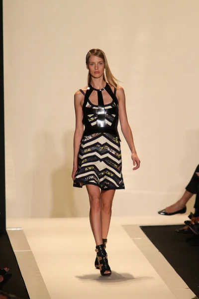 Um modelo caminha na passarela do desfile de moda Herve Leger By Max Azria Spring 2013 — Fotografia de Stock