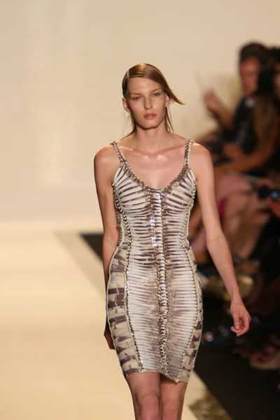 Um modelo caminha na passarela do desfile de moda Herve Leger By Max Azria Spring 2013 — Fotografia de Stock