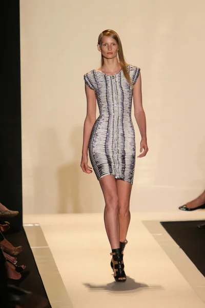 モデルは最大アズリア春 2013年ファッションショーで、エルベレジェの滑走路を歩く — Stock fotografie