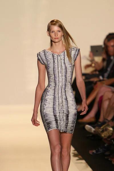 Модель прогуливается по подиуму на модном показе Herve Leger by Max Azria Spring 2013 — стоковое фото