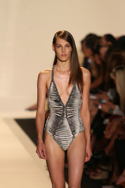 Una modella cammina sulla pista alla sfilata di moda Herve Leger By Max Azria primavera 2013 — Foto Stock