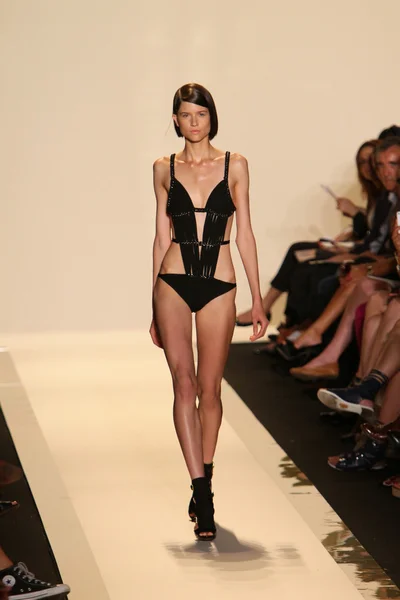 Model spacery pasa startowego w herve leger max azria wiosną 2013 pokaz — Zdjęcie stockowe