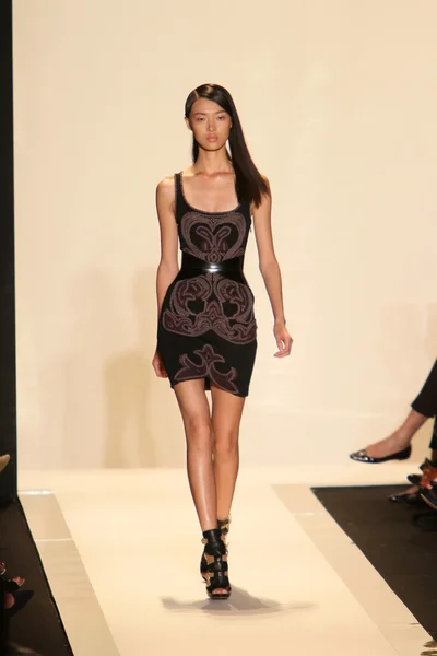 Een model wandelingen de landingsbaan op de herve leger door max azria voorjaar 2013 modeshow — Stockfoto