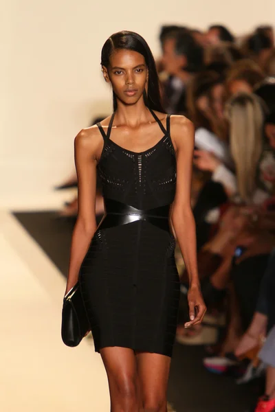 Una modella cammina sulla pista alla sfilata di moda Herve Leger By Max Azria primavera 2013 — Foto Stock