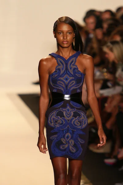 Una modelo camina por la pasarela en el desfile de moda Herve Leger By Max Azria Spring 2013 —  Fotos de Stock