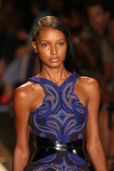 Una modella cammina sulla pista alla sfilata di moda Herve Leger By Max Azria primavera 2013 — Foto Stock